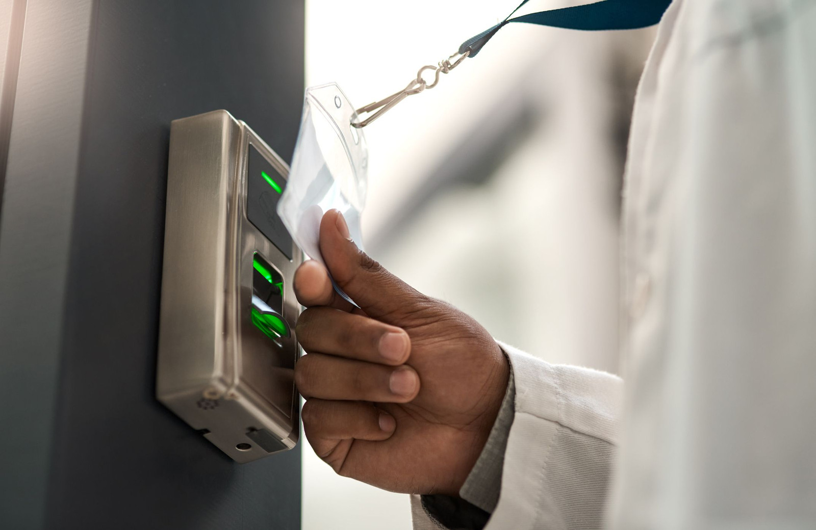 Sistema de control de acceso RFID, permitiendo el acceso mediante tarjeta de proximidad para una experiencia rápida y segura sin contacto físico.